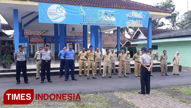 Apel Gabungan, Kapolsek Donomulyo Berpesan Tetap Kompak Jaga Kamtibmas