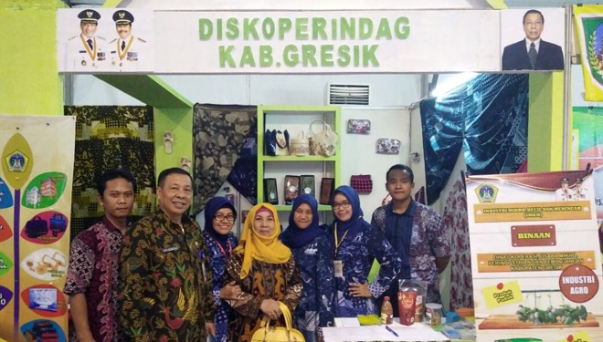 Kepala Dinas Koperasi, Usaha Mikro dan Perindag Gresik Agus Budiono bersama staf berfoto di stand pameran UMKM di salah satu kegiatan pameran di Kepanjen Kabupaten Malang. (FOTO: Istimewa)