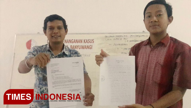 Sekretaris LKBH Untag Banyuwangi, Ance TD Prasetyo (kiri) didampingi Paralegal LKBH, Agung Firda Swastika menunjukkan surat lelang tanpa stempel yang dikeluarkan oleh BTN Jember dan BTN Banyuwangi di kantornya. (FOTO: Hafil Ahmad/TIMES Indonesia)