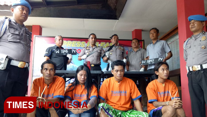 Kapolres Bangkalan AKBP Anissullah M Ridha menunjukan pisau yang digunakan tersangka menggorok leher sopir uber Ali Gufron (23) warga Kedingding Lor, Gang Kemuning 1 Nomor 27 Surabaya.(FOTO: Doni Heriyanto/TIMES Indonesia)