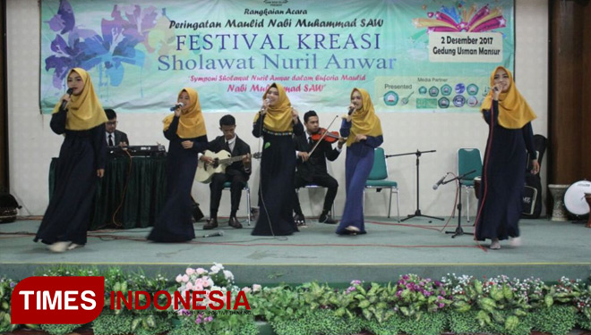Grup Sholawat UKM Seni Islami Menunjukkan Kebolehannya di Depan Peserta Festival Kreasi Shalawat Nuril Anwar. (FOTO: AJP TIMES Indonesia)