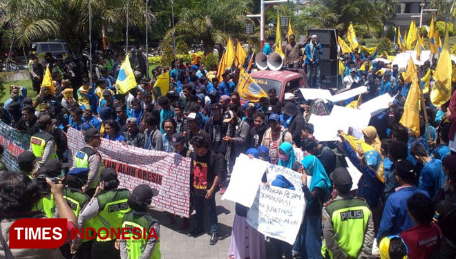 Aksi demo yang dilakukan Pergerakan Mahasiswa Islam Indonesia (PMII) di halaman Kantor Pemerintah Kabupaten Gresik. (FOTO: Akmal/TIMESIndonesia)