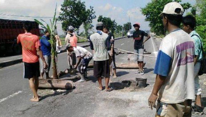 ILUSTRASI: Jalur poros Lamongan-Surabaya yang mengalami kerusakan. (FOTO: Bangsa Online)