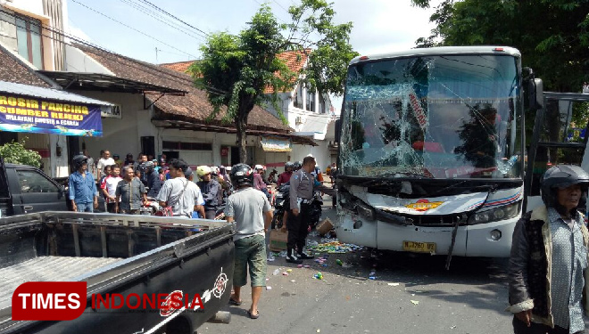 Kondisi kedaraan saat akan di evakuasi oleh petugas. (FOTO: Erwin Wahyudi/ TIMES Indonesia)