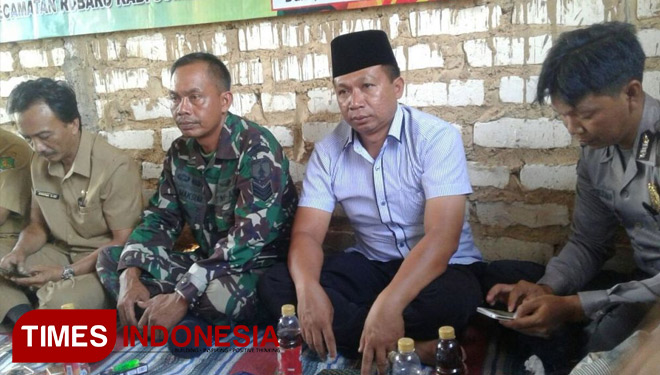 Kepala Desa Duko, Munif, (baju putih) dalam sebuah acara bersama dengan masyarakatnya. (FOTO: Busri Toha/TIMES Indonesia)