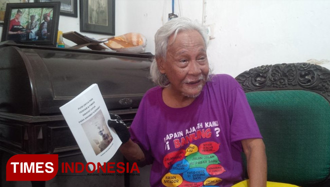 Budayawan Banyuwangi, Hasnan Singodimayan, di rumanya di Kelurahan Pengantigan Banyuwangi. (FOTO: AHmad Suudi/TIMES Indonesia)