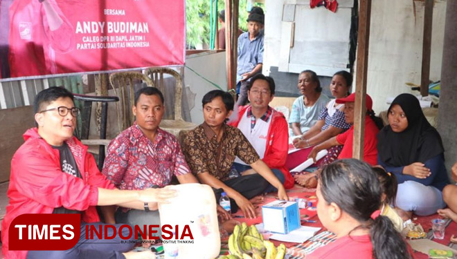 Kunjungi warga Simo Gunung Hercules Surabaya, Andy Budiman ajak warga tingkatkan ekonomi dengan sampah bekas, Rabu (6/12/2017).(FOTO: Lely Yuana/ TIMES Indonesia)
