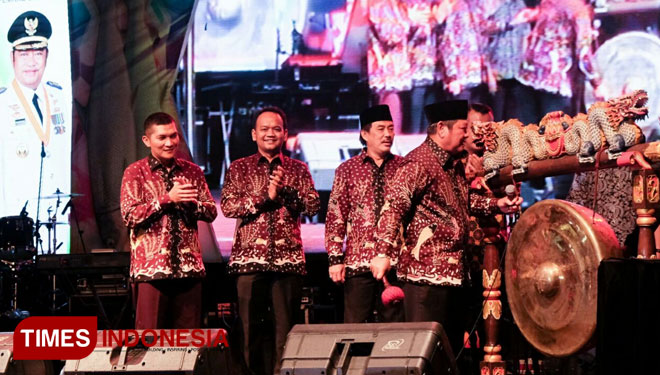 Bupati Sidoarjo H Saiful Ilah memukul gong tandai dimulainya Lelang bandeng kawak tradisional di Alun-Alun Sidoarjo, Rabu, (6/12/2017) malam (FOTO: 