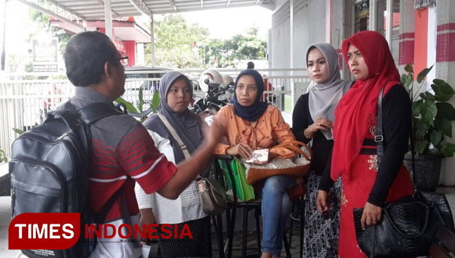 Beberapa warga perumahan Garuda Regency Boyolangu Banyuwangi saat berdiskusi di salah satu rumah makan tepat sebalah timur kantor BTN Banyuwangi (FOTO: Hafil Ahmad/TIMES Indonesia)