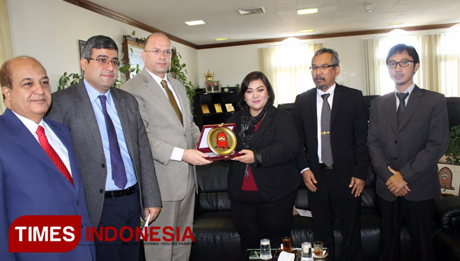 Tim Delegasi UB, Staff KBRI di Jordan dan President of University of Jordan. (FOTO: Istimewa)