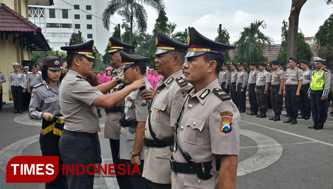 Paling Kanan AKP Syamsul Hidayat, Kasat Reskoba Polresta Malang saat serah terima jabat oleh Kapolresta Malang, AKBP Asfuri. (FOTO: Imad/TIMES Indonesia)