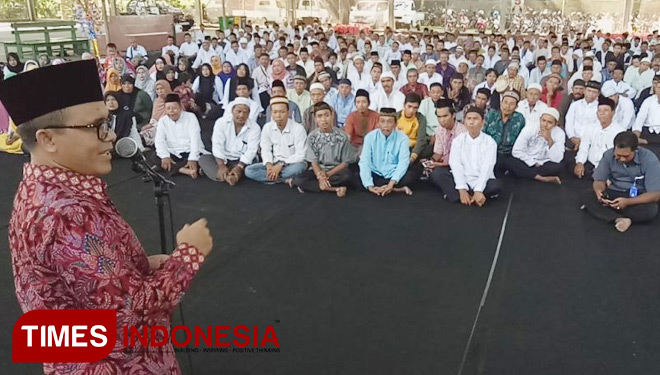 Bupati Anas menyampaikan motivasi kerja kepada ratusan tukang sapu di acara peringatan Maulid Nabi. (FOTO : Humas Pemkab Banyuwangi for TIMES Indonesia)