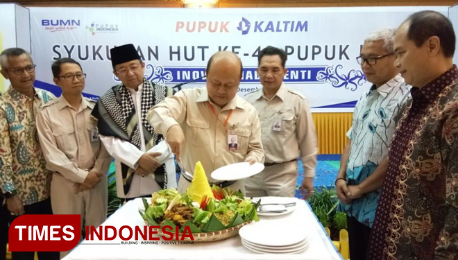 Direktur Utama Pupuk Kaltim, Bakir Pasaman, memotong tumpeng tandai syukuran HUT Pupuk Kaltim di tahun 2017. (Foto: Hariadi / BontangTIMES)