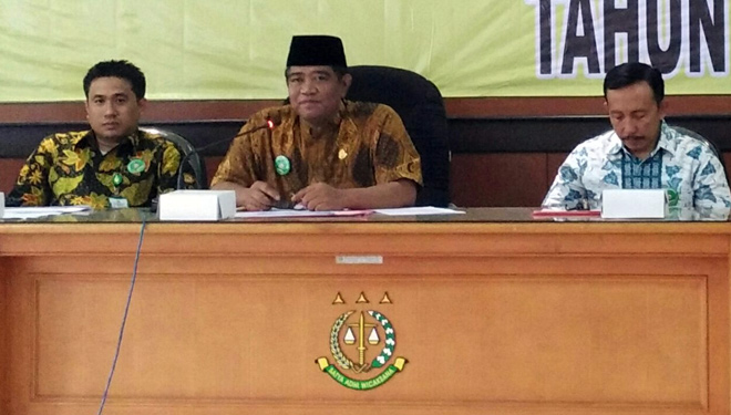 Kajari Sidoarjo , Budi Handaka beserta para Kasi Kejari Sidoarjo, saat memberi keterangan kepada jurnalis. (FOTO: Mulya Andika/TIMES Indonesia)