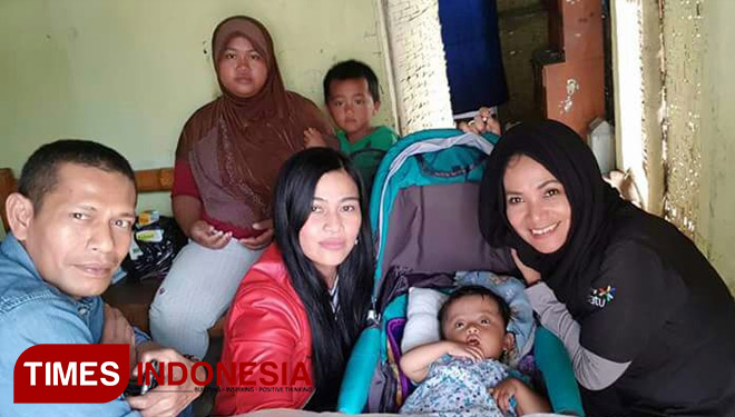 Rahma mendapat kunjungan dari para aktivis sosial Batu dan sejumlah TIMES Lovers. (FOTO: DJ/TIMES Indonesia)