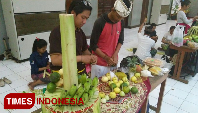Peserta lomba Gebogan, salah satu kegiatan yang diselenggarakan dalam Dharma Generation fo Indonesia di aula kampus 1 ITN Malang, Minggu (10/12/2017). (FOTO: Ferry/TIMES Indonesia)