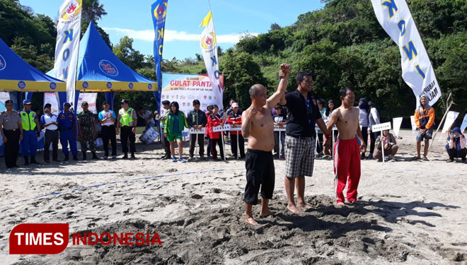 Pegulat Kabupaten Malang bangga dengan penghargaan setelah keluar sebagai juara Umum. Pegulat Rahman saat melawan Joko. (FOTO: Widodo/ TIMES Indonesia)