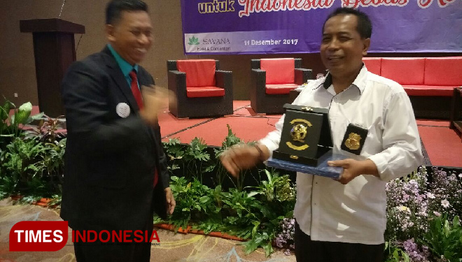 Iptu Sutiyo menerima piagam dari Kantor Pelayanan Pajak WilayahbJawa Timur III (FOTO: Widodo Irianto/TIMES Indonesia)