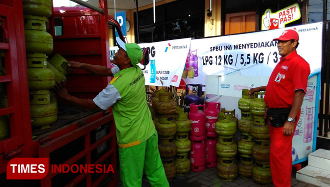Stok elpiji 3 kilogram tersedia di pangkalan dan SPBU di Lamongan, Senin (11/12/2017). (Foto: Ardiyanto/TIMES Indonesia)