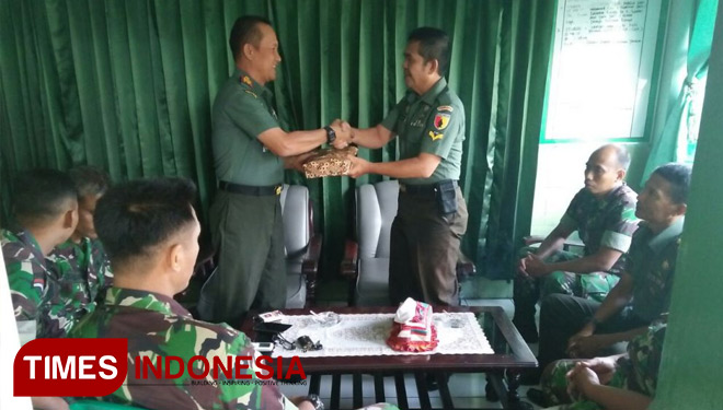 Danramil 0819/18 berikan kenang-kenangan anggota yang mpp. (FOTO: AJP/TIMES Indonesia)