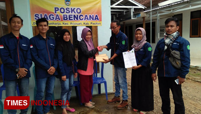 Pengurus Himpunan Mahasiswa Program Studi Ilmu Pemerintahan (HMP IP) Universitas Islam Raden Rahmat (Unira) Malang menyerahkan bantuan untuk korabn banjir Pacitan (FOTO: Istimewa)
