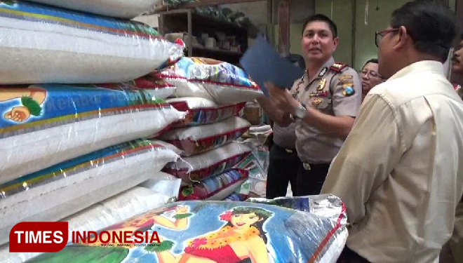 Kapolresta Probolinggo, AKBP Alfian Nurizal saat sidak ke gudang beras. (FOTO: Happy/TIMES Indonesia)
