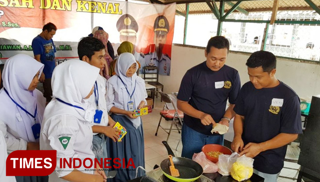 Pelajar SMA Shofa Marwa dan sejumlah narapidana membuat kue bersama di Lapas Kelas II A Jember. (FOTO:Dody/Times Indonesia)