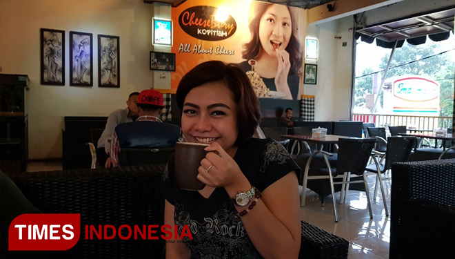 Pengunjung menikmati kehangatan kopi di Cheese Bury Kopitiam Coffee di Jalan Dr Sutomo Malang. (FOTO: Istimewa)