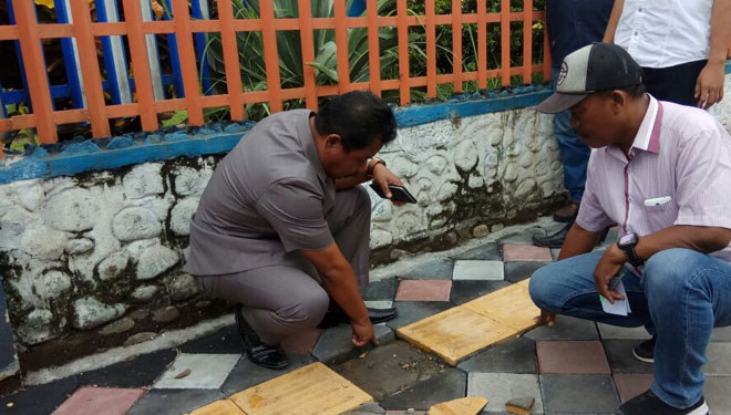 Siswono (kiri) saat mengecek paving untuk proyek pembangunan trotoar di wilayah kampus November kemarin (FOTO: Prosalinafm)