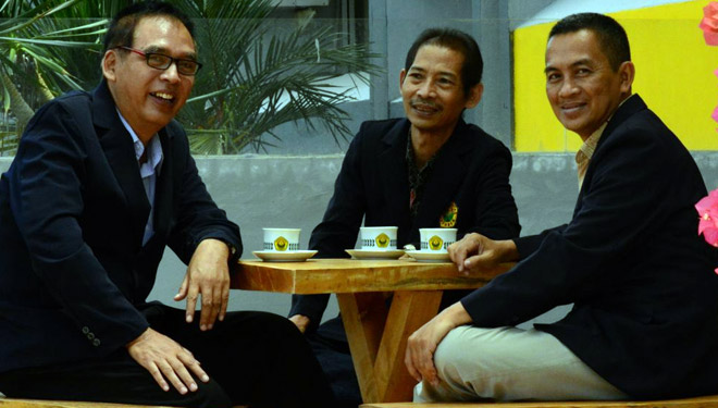 Dari kiri ke kanan Prof. Dr. Soekarno, M.Litt, Prof. Dr. drg. FX. Ady Soesetijo, Sp.Pros, dan Prof. Dr. Syaiful Bukhori, ST., M.Kom. (FOTO: Istimewa)
