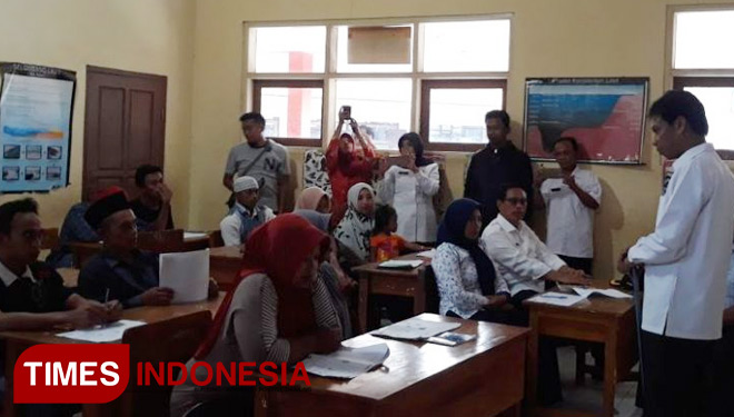 Bupati Bondowoso, Amin Said Husni saat melakukan monitoring program Getar Desa di Desa Gading Sari, Binakal, Rabu (13/12/2017). (FOTO: Sofy/TIMES Indonesia)