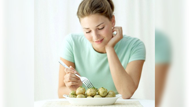 ILUSTRASI: Memakan kentang. (FOTO: dailymail.co.uk)