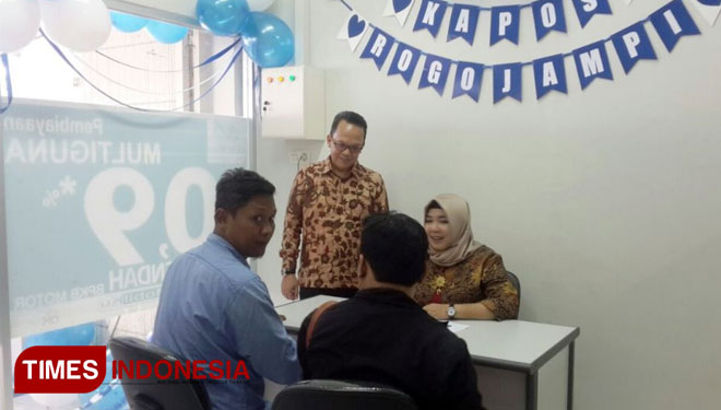 Kapos Head WOM finance Rogojampi, Tri Kartika Mulyana saat melayani nasabah di kantornya di Desa Bubuk (FOTO: Hafil Ahmad/TIMES Indonesia)