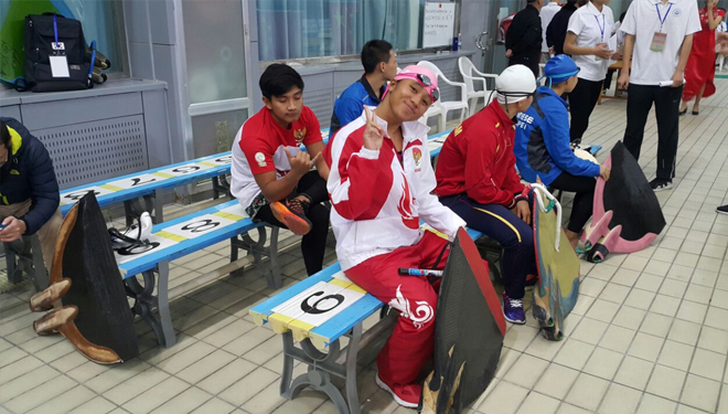 Atlet Andini Muthia ketika siap siap berlaga pada kejuaraan dunia Selam di Yantai, Tiongkok dan ketika ia berhasil di peringkat 3 dan meraih medali perunggu. (FOTO: Istimewa)