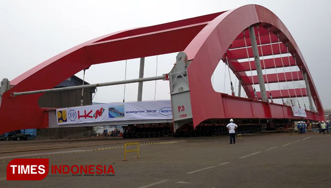 Proses pengangkutan Jembatan Holtekamp sepanjang 400 meter yang akan dikirim dari Surabaya ke Papua (FOTO: Istimewa)