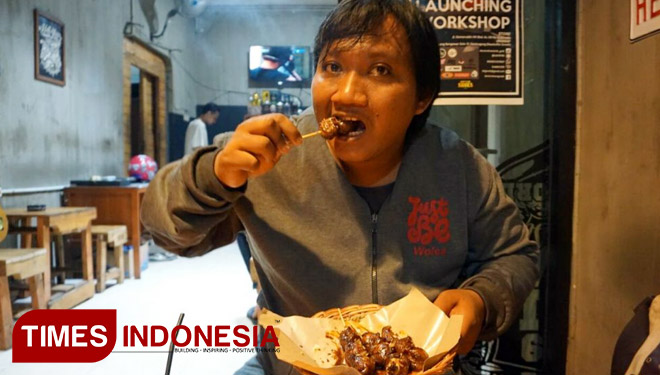Makan sate. (FOTO: TIMES Indonesia)