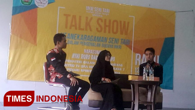 Narasumber Talkshow mengupas Keanekaragaman Seni Tari dalam Budaya Indonesia, di Ruang Pertemuan Syaikhona Kholil, Universitas Islam Malang. (FOTO: AJP TIMES Indonesia)