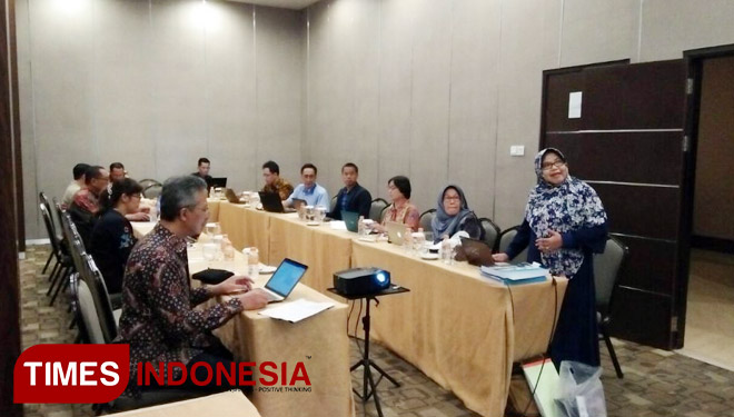 Dr. Sri Wahyuni, M.Pd sedang mempresentasikan kegiatan selama pelaksanaan hibah dihadapan Kemristekdikti. (FOTO: AJP TIMES Indonesia)