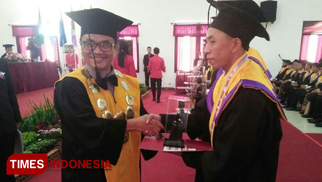 Rektor Untag 1945 Banyuwangi 'Nyangoni' 473 Wisudawan dengan 'Kunci'