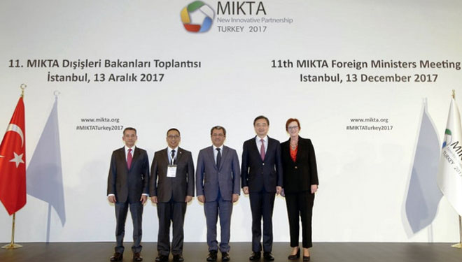 Perwakilan Indonesa menerima penyerahan jabatan ketua MIKTA dari Turki untuk periode 2018. (FOTO: Dok. Kementerian Luar Negeri RI)