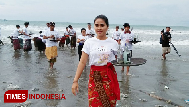 Tunjukkan Bali Aman, Ribuan Waiter Lari Bersama di Pantai Kuta
