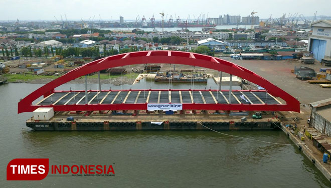 Proses pengangkutan Jembatan HoltekampBentang Tengah ke-2 yang akan dikirim dari Surabaya ke Papua (FOTO: Istimewa)