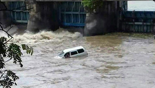 Kondisi Mobil yang terjebur di Sungai Rolak 9 Tarik Sidoarjo, Senin (18/12/2017). (FOTO: Istimewa)