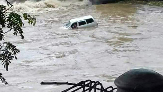 Mobil minibus jenis Kijang LGX yang terjun ke sungai Rolak 9 Kecamatan Tarik, Sidoarjo, Jawa Timur, Senin (18/12/2017). (FOTO: Istimewa)