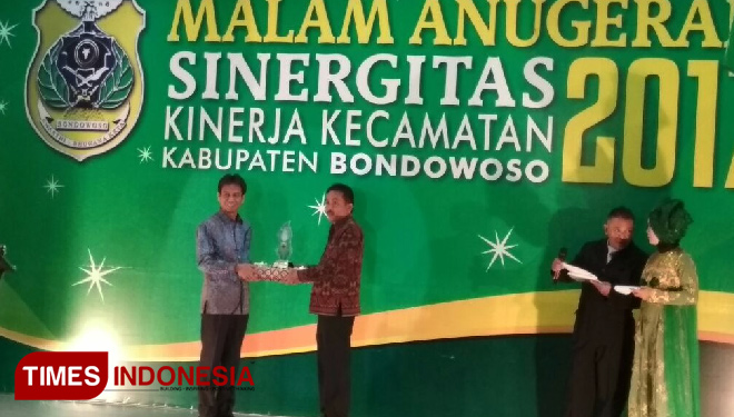 Bupati Amin saat memberikan penghargaan pada Camat Cermee, Suhari Ali. (FOTO: Sofy/TIMES Indonesia)