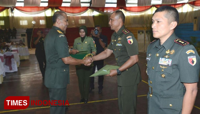Pangdam V/Brw serahkan Penghargaan sebagai prajurit berprestasi kepada Dandim 0824. (FOTO: AJP TIMES Indonesia)