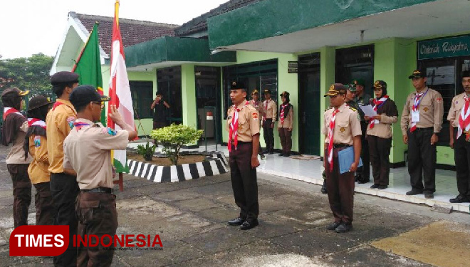 Danramil 0825/18 Purwoharjo Kapten Inf I Ketut Sukranata, S. Sos saat melantik Pramuka Saka Wira Kartika periode Tahun 2017-2018 di Makoramil 0825/18 Purwoharjo. (FOTO: AJP TIMES Indonesia)