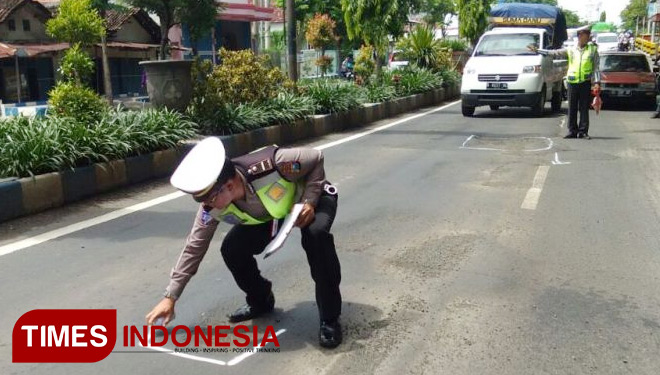 Jelang Tahun Baru, Polantas Probolinggo Beri Tanda Jalan Berlubang