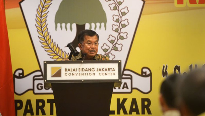 Wakil Presiden Jusuf Kalla menutup Munaslub Golkar hari ini, (Rabu 20/12) dengan menyampaikan salam dari Presiden Jokowi kepada peserta Munaslub. (ANTARA FOTO/Yudhi Mahatma)