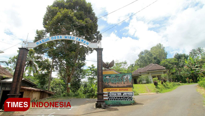 Gapura masuk desa Wiro Taman Kecamatan Ampelgading, Kabupaten Malang, Jawa Timur. (FOTO: Adhitya Hendra/ TIMES Indonesia)